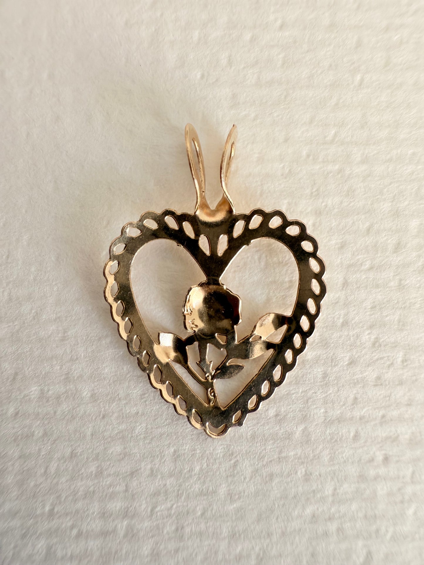 14k Vintage Rose in Scalloped Heart