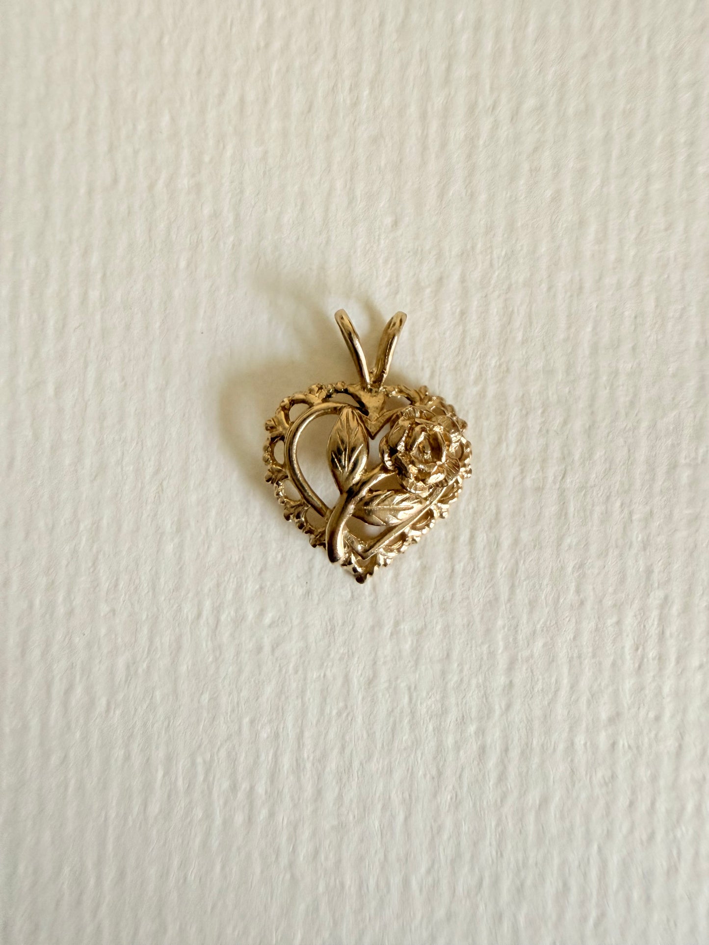 14k Vintage Detailed Rose In scalloped Heart Charm