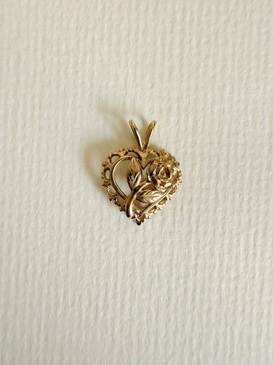 14k Vintage Detailed Rose In scalloped Heart Charm