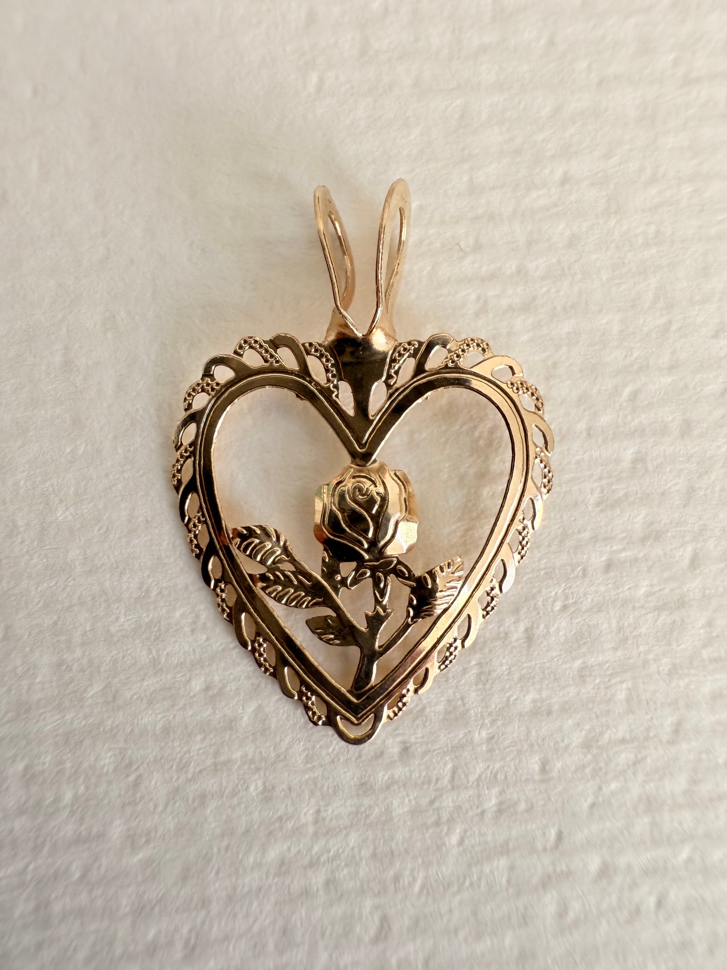 14k Vintage Rose in Scalloped Heart