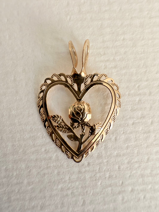 14k Vintage Rose in Scalloped Heart
